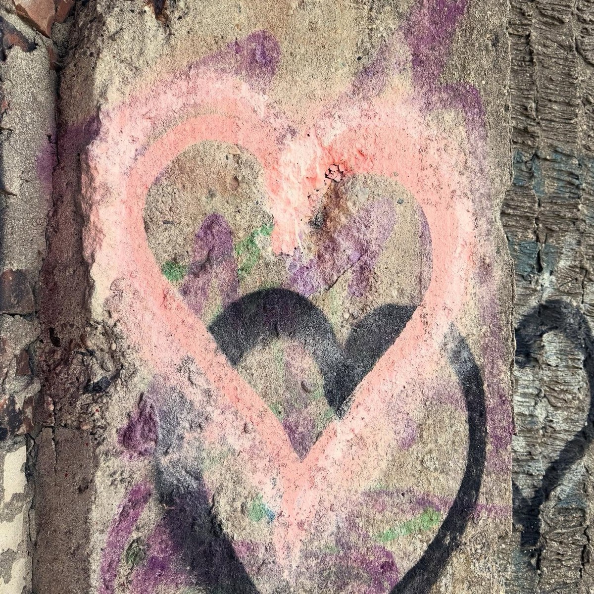 Ein Herz, auf eine verwitterte Steinwand gemalt
